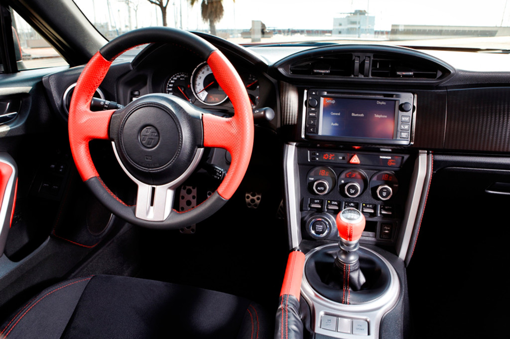 2013-toyota-gt86-interior